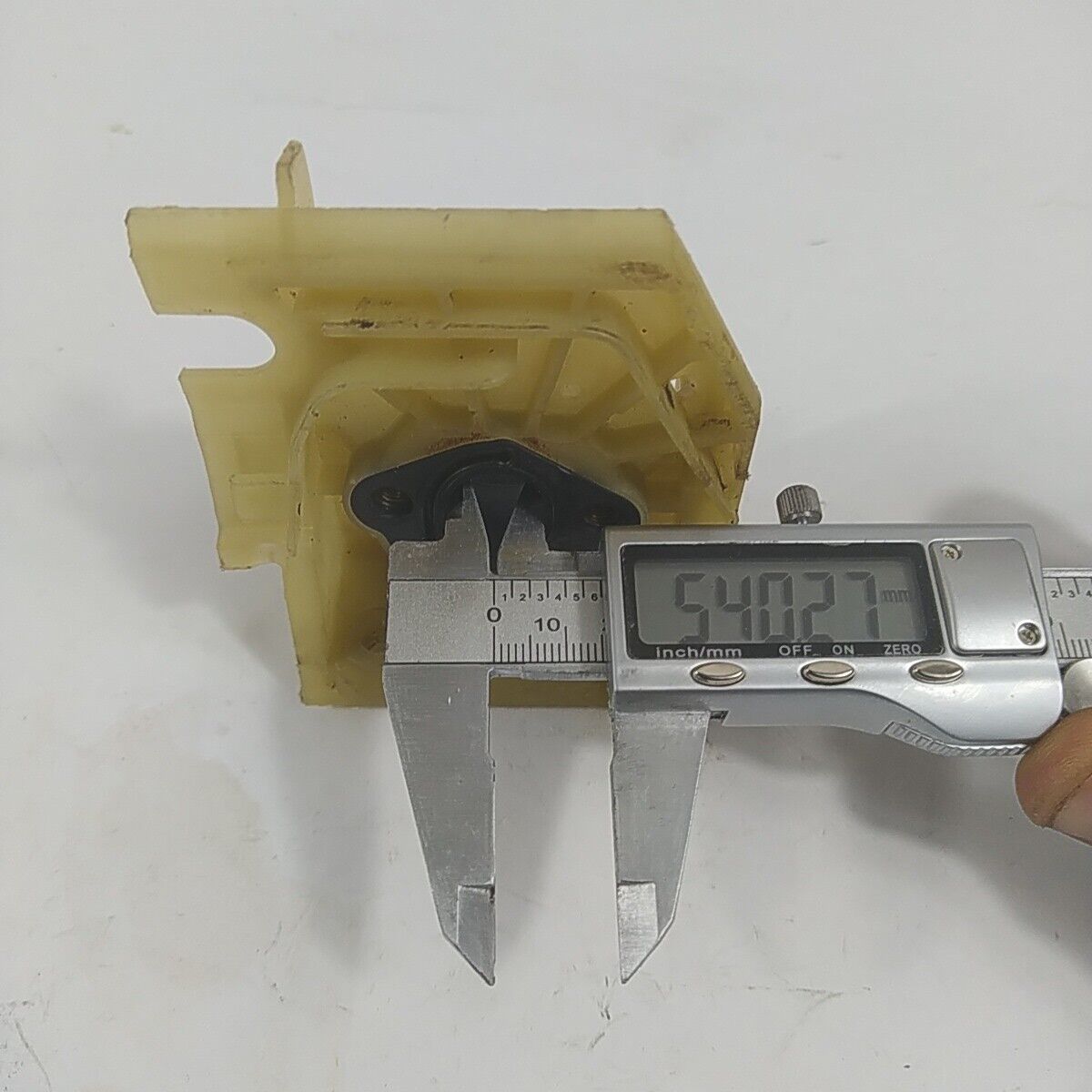 Ricambio COLLETTORE RACCORDO flangia CARBURATORE PER MOTOSEGA POULAN usato