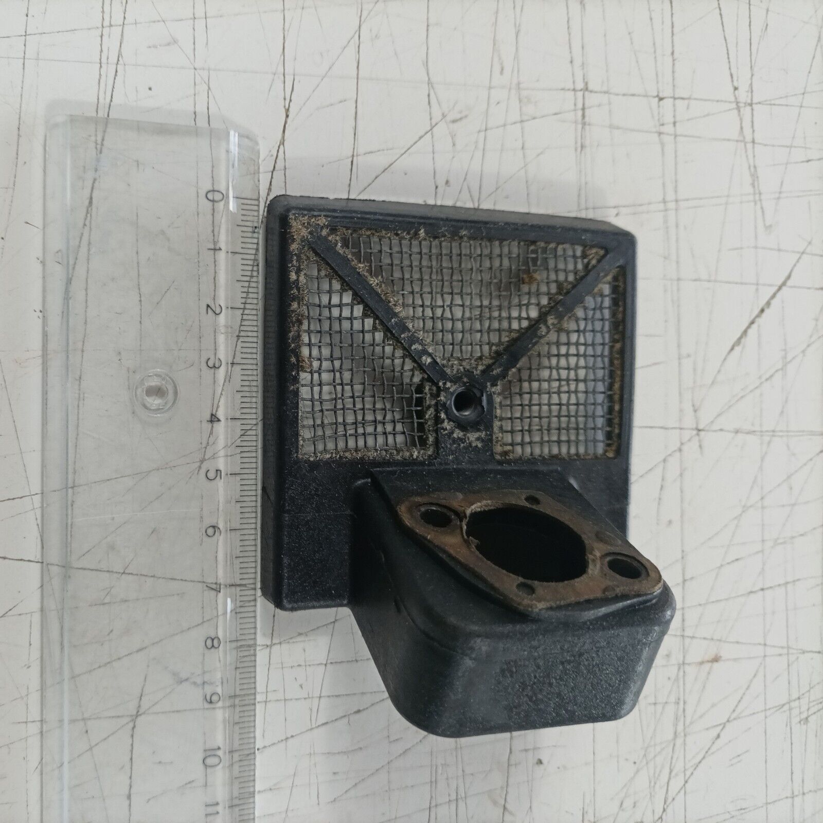 MOTOSEGA OLEOMAC OM 251 SUPPORTO CARBURATORE E FILTRO DELL'ARIA ricambi usati