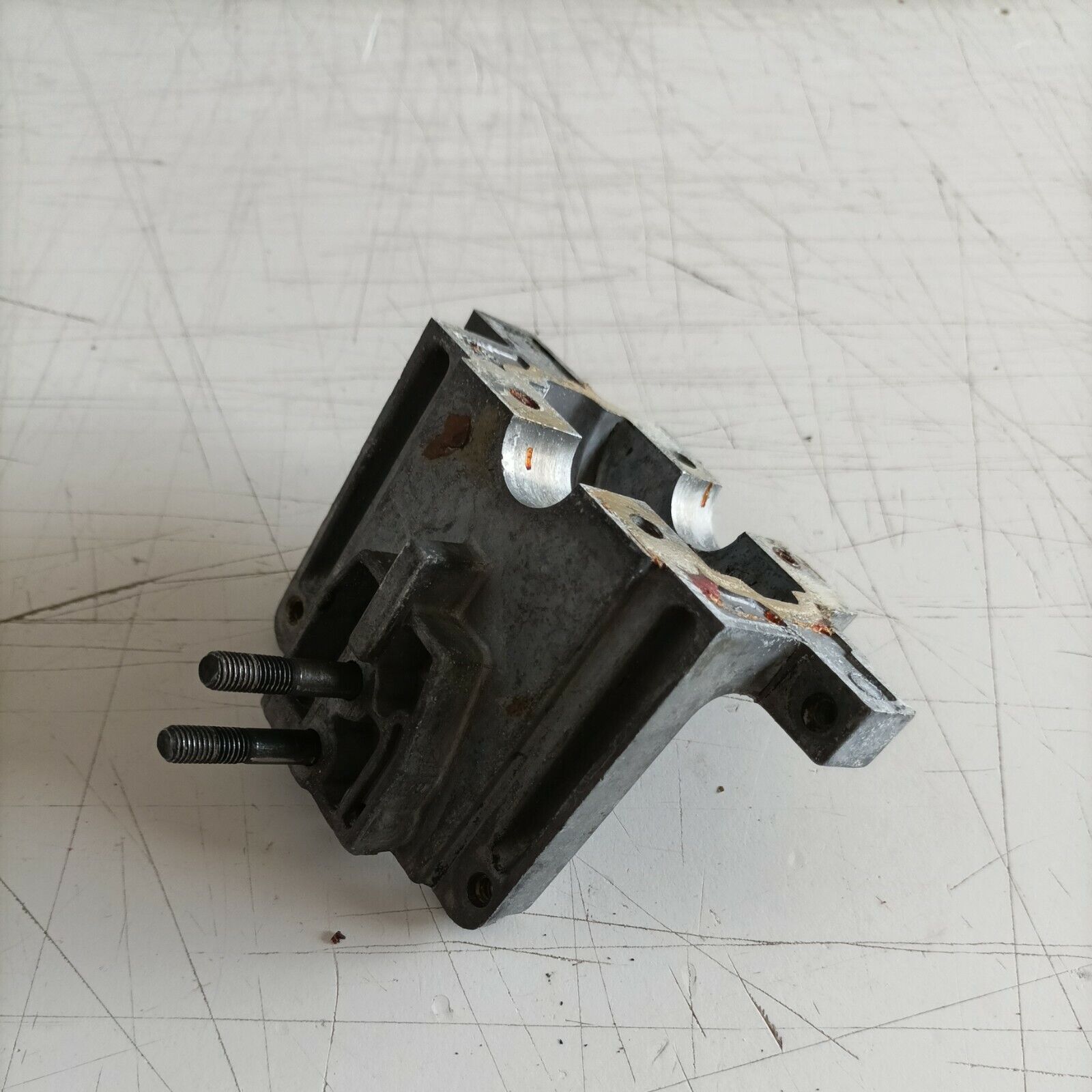 basamento CILINDRO CON PRIGIONIERI PER MOTOSEGA MCCULLOCH MACCAT 839 usato