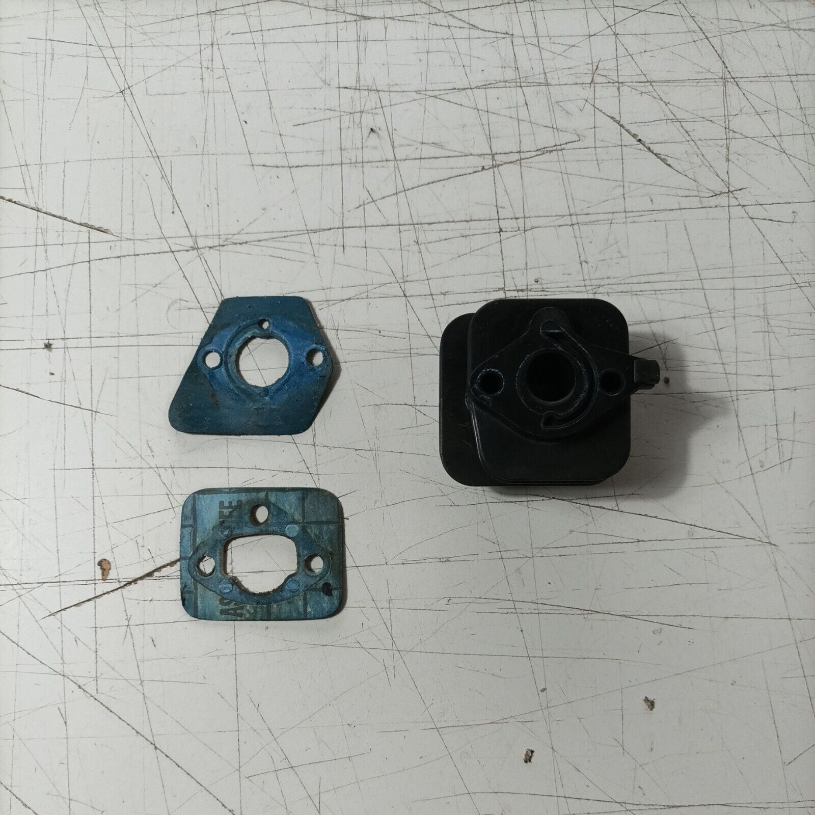 FLANGIA collettore CARBURATORE PER MOTOSEGA CASTEL CS 39 ALPINA P390 usato