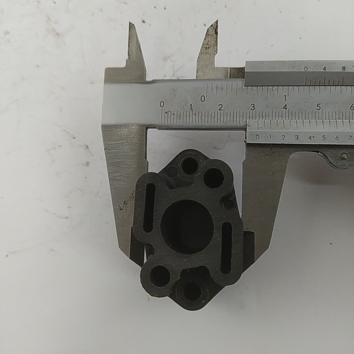 Ricambi FLANGIA COLLETTORE CARBURATORE usati decespugliatore Komatsu ZENOAH G5K