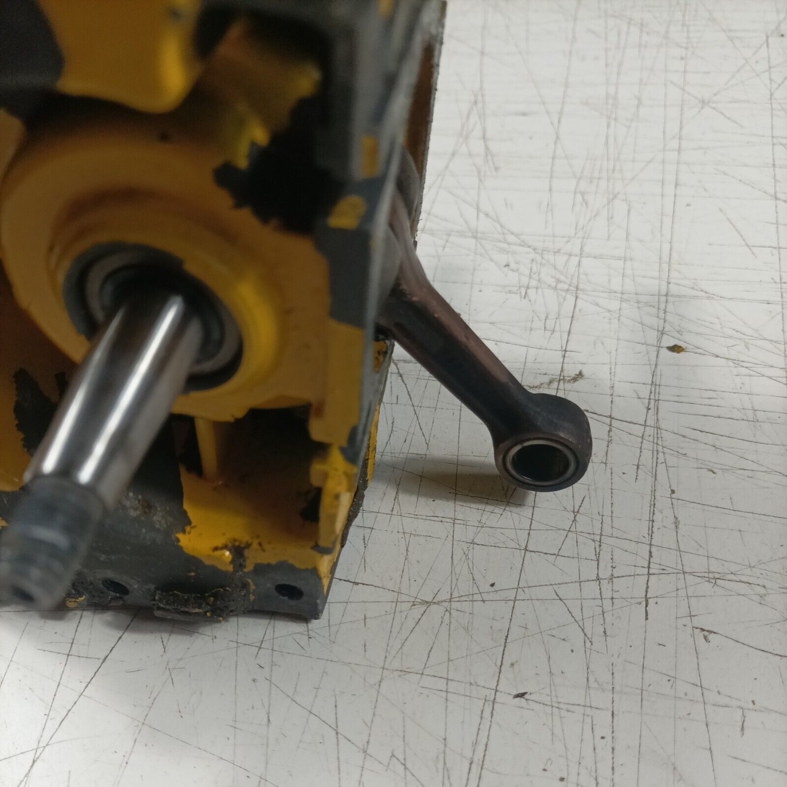 ricambi usati per MOTOSEGA ALPINA A 41 ALBERO MOTORE carter  basamento SERBATOIO