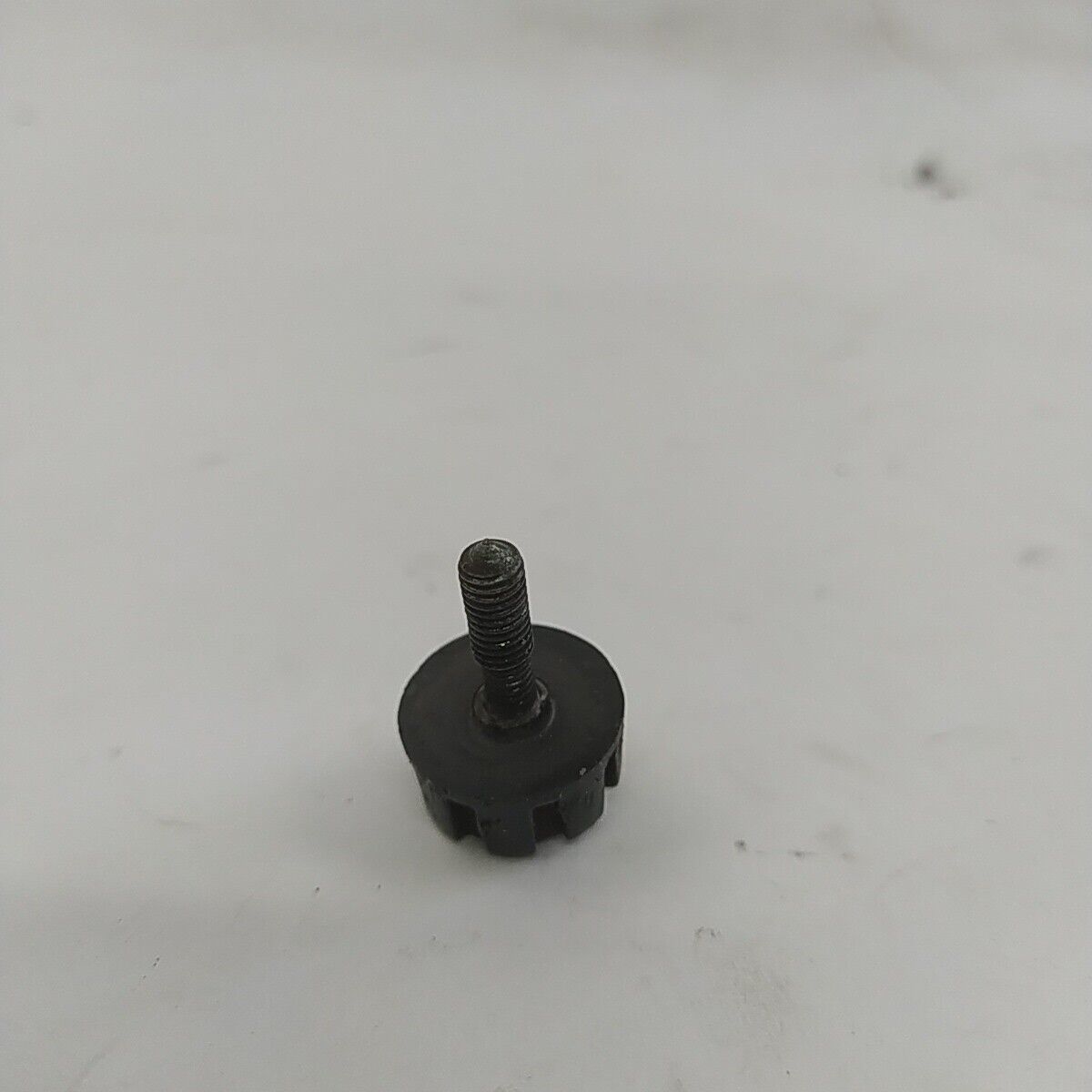Ricambio VITE PERNO COPERCHIO MOTORE usato per decespugliatore MARUYAMA EA 320