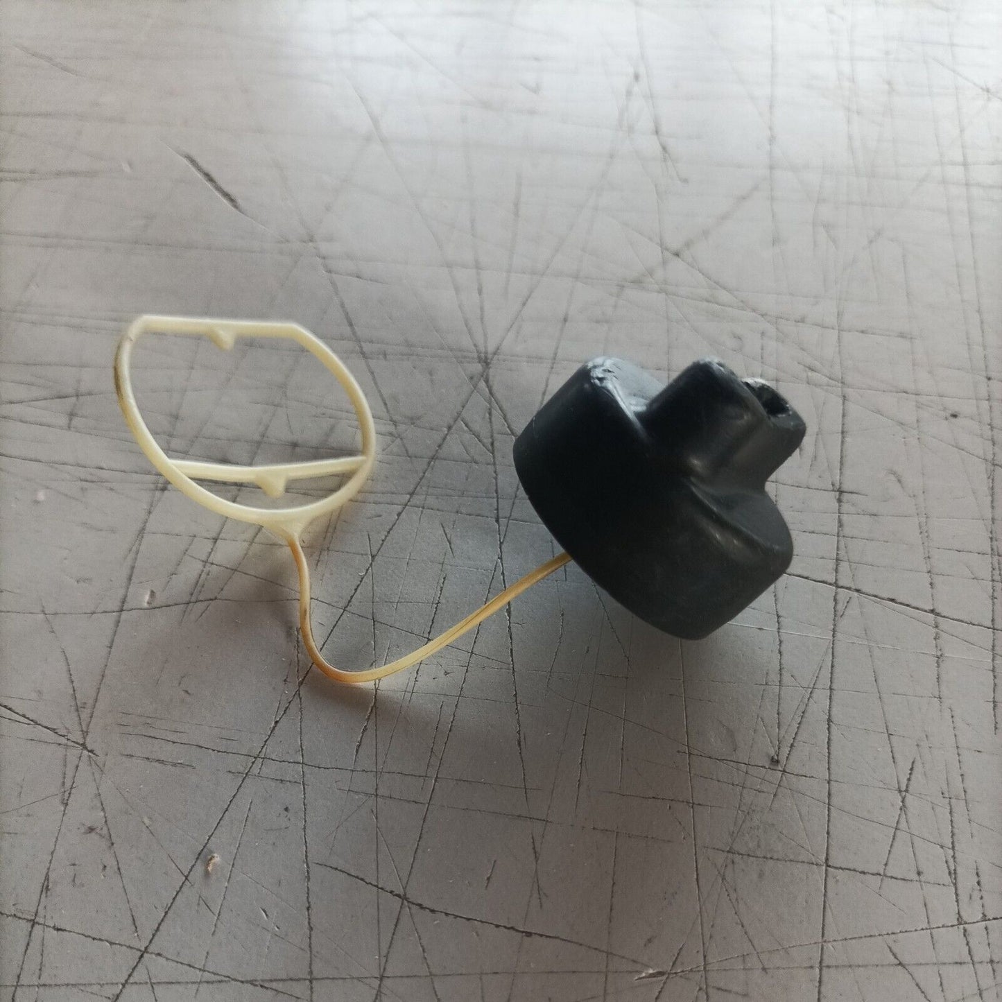 TAPPO serbatoio CARBURANTE PER MOTOSEGA EMAK OLEO MAC 935 EFCO 134 135 usato