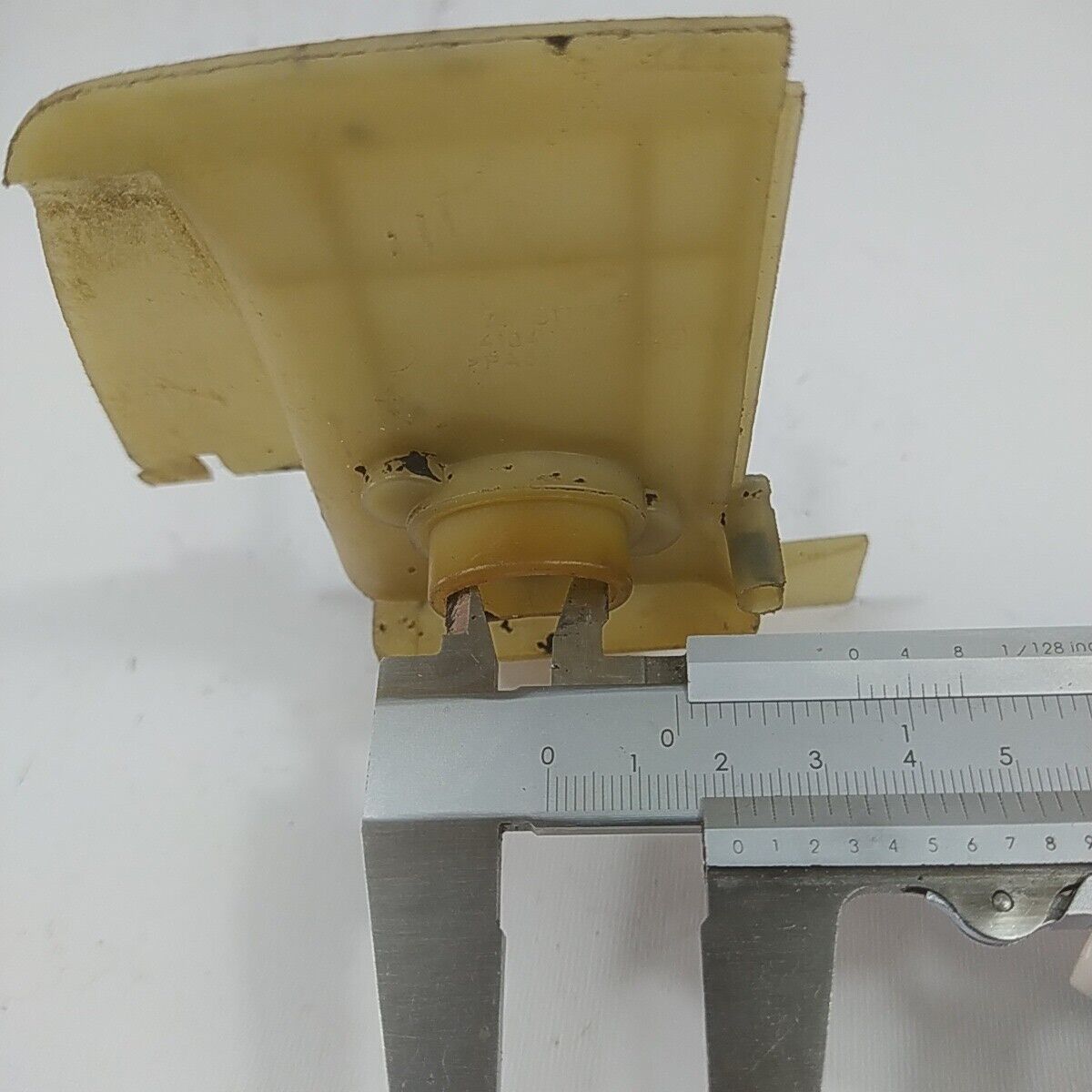 Ricambio per decespugliatore STIHL FS 120 FLANGIA SUPPORTO CARBURATORE usato