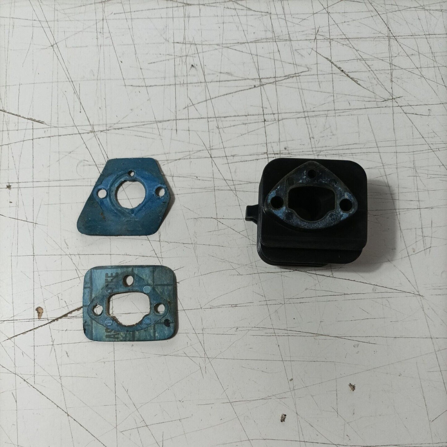 FLANGIA collettore CARBURATORE PER MOTOSEGA CASTEL CS 39 ALPINA P390 usato