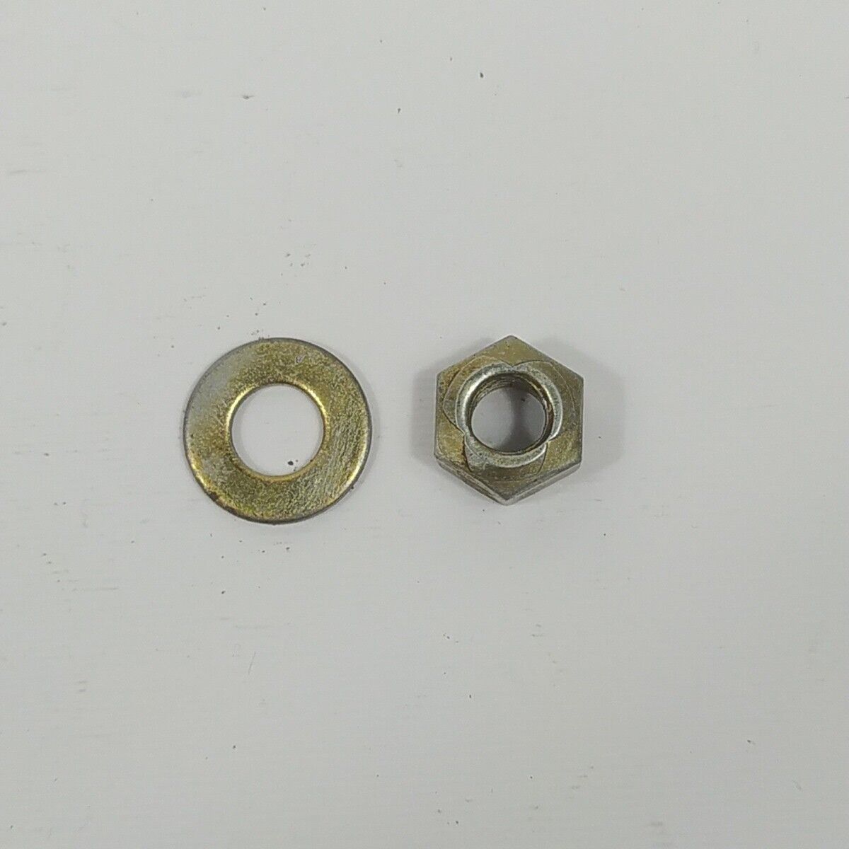 Ricambio per motosega CASTOR ALPINA 450 DADO BULLONE VOLANO DI AVVIAMENTO Usato