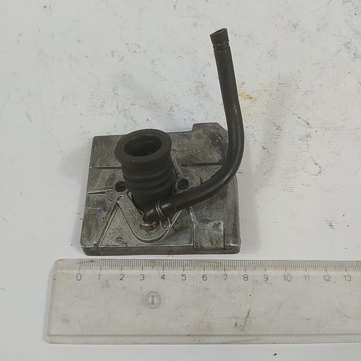 ricambio per motosega CASTOR ALPINA 450 FLANGIA COLLETTORE CARBURATORE usato