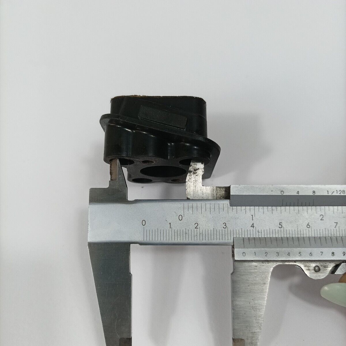 Ricambio usato FLANGIA COLLETTORE CARBURATORE per motosega DOLMAR 116 si