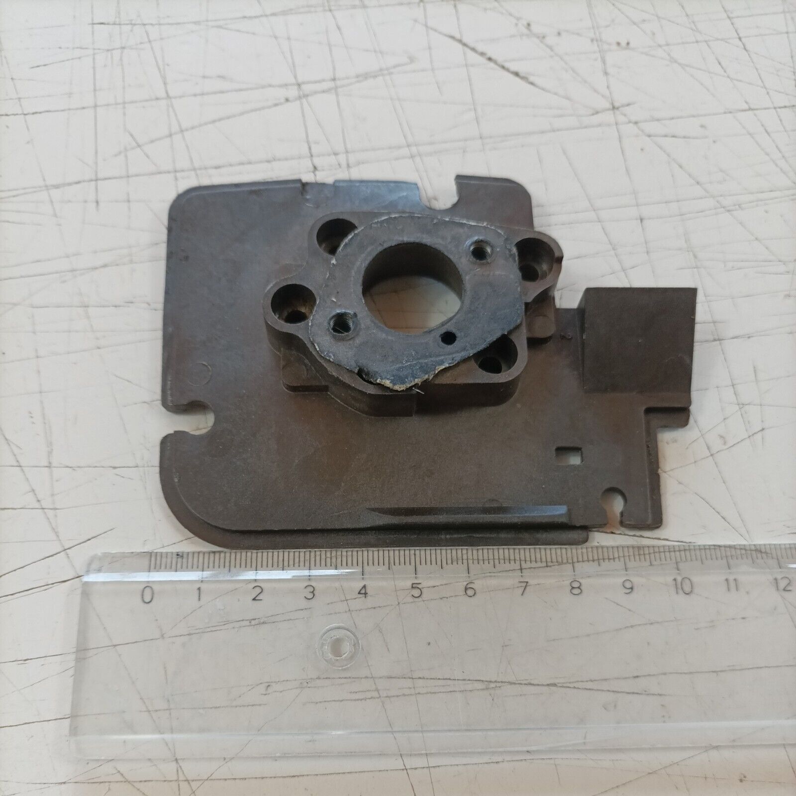 MOTOSEGA OLEOMAC OM 251 FLANGIA CARBURATORE COLLETTORE ASPIRAZIONE ricambi usati
