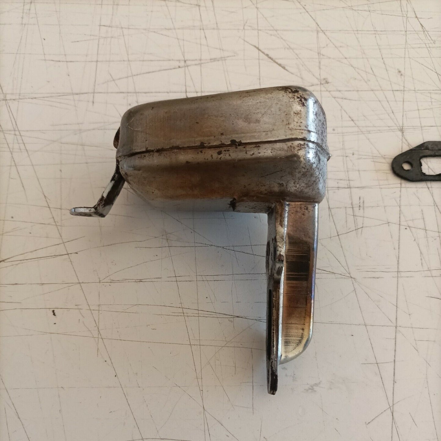 ricambio usato MARMITTA TERMINALE SCARICO PER MOTOSEGA ALPINA CASTOR 40 41 45