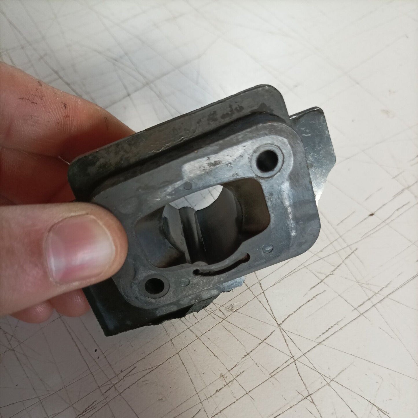 COLLETTORE raccordo CARBURATORE PER MOTOSEGA DOLMAR SACHS 153 ricambi usati