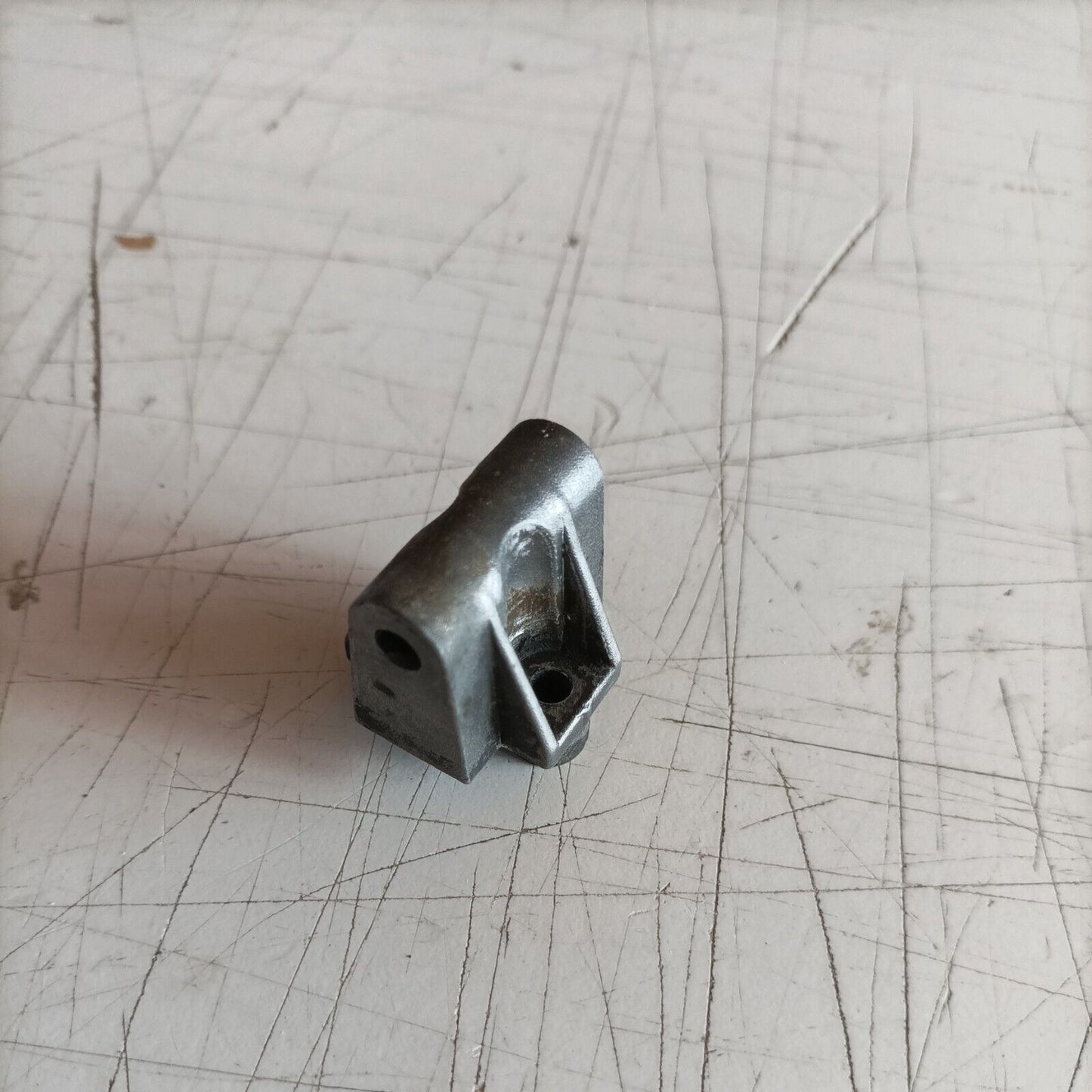 SUPPORTO IMPUGNATURA PER MOTOSEGA EMAK OLEO MAC 935 EFCO 134 135 ricambi usati