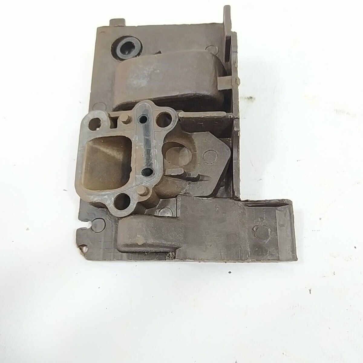 FLANGIA COLLETTORE CARBURATORE per motosega OLEOMAC 240 ricambi usati