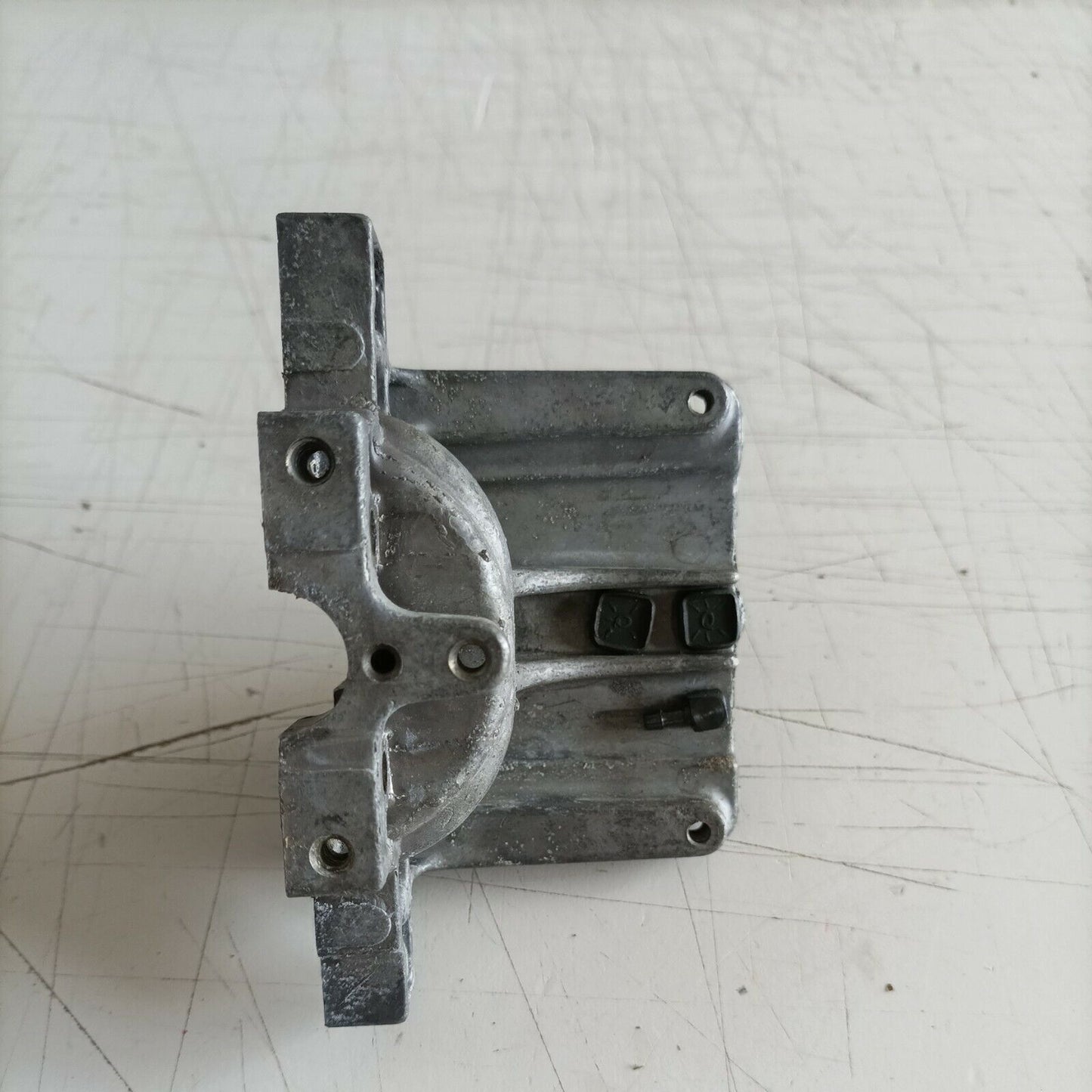 basamento CILINDRO CON PRIGIONIERI PER MOTOSEGA MCCULLOCH MACCAT 839 usato
