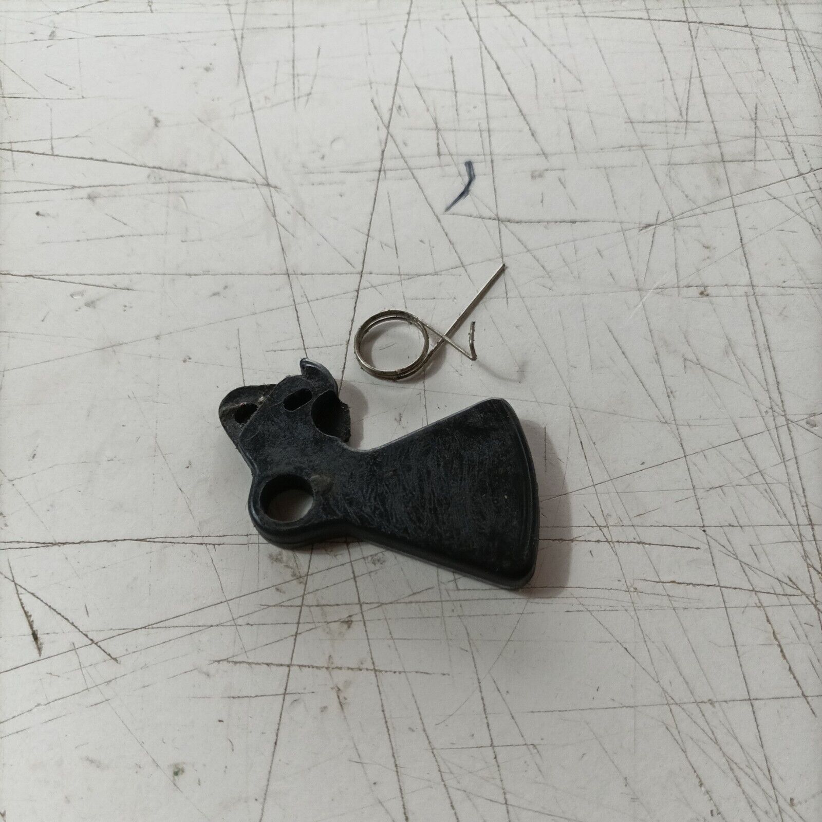 GRILLETTO MOLLA COMANDO ACCELERAZIONE GAS PER MOTOSEGA CASTOR C 70 ALPINA A 70