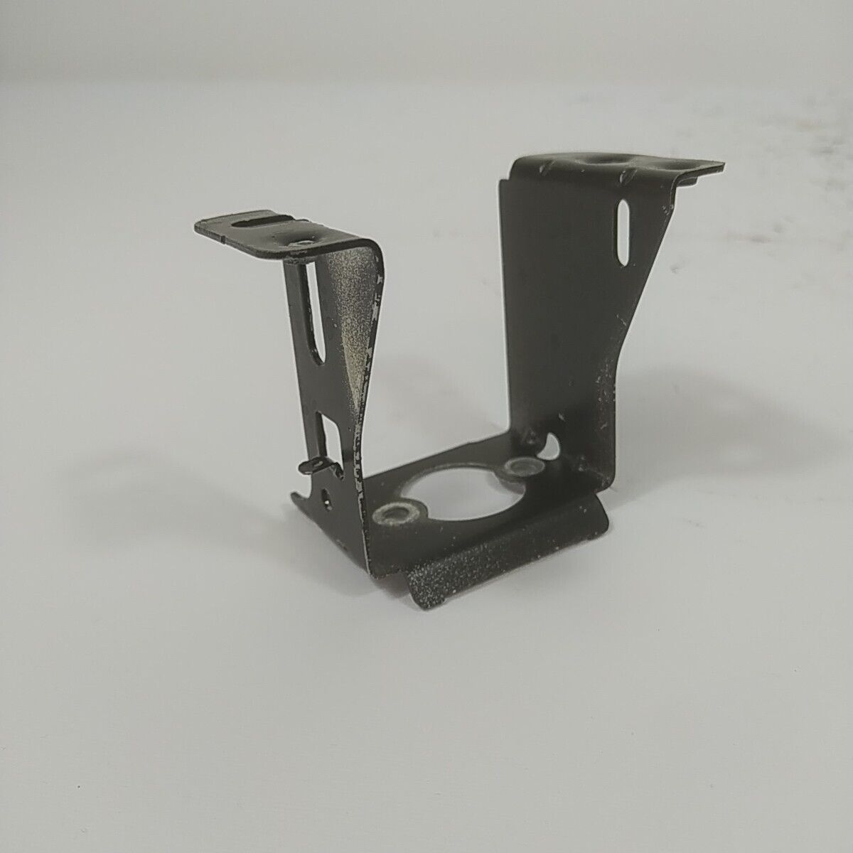 Ricambi STAFFA SUPPORTO CARBURATORE per tosaerba Briggs & Stratton 675 EXi usati