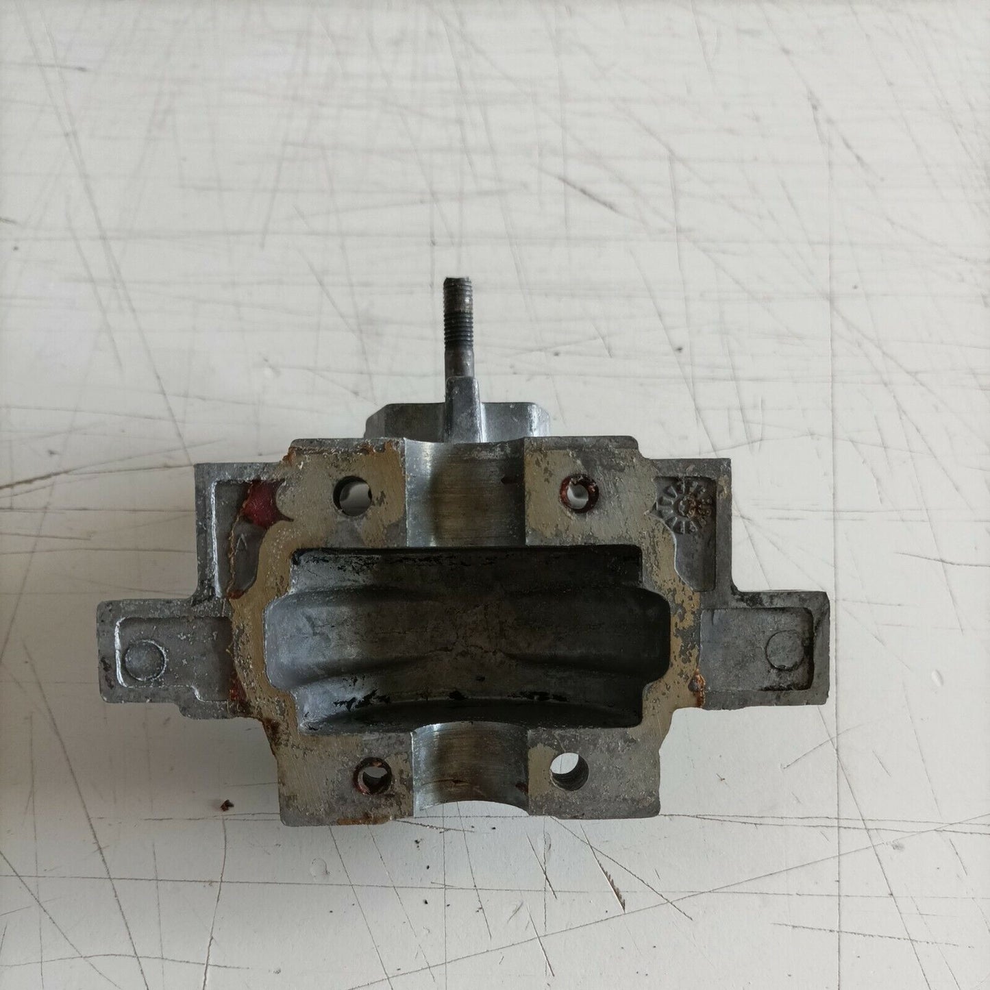 basamento CILINDRO CON PRIGIONIERI PER MOTOSEGA MCCULLOCH MACCAT 839 usato