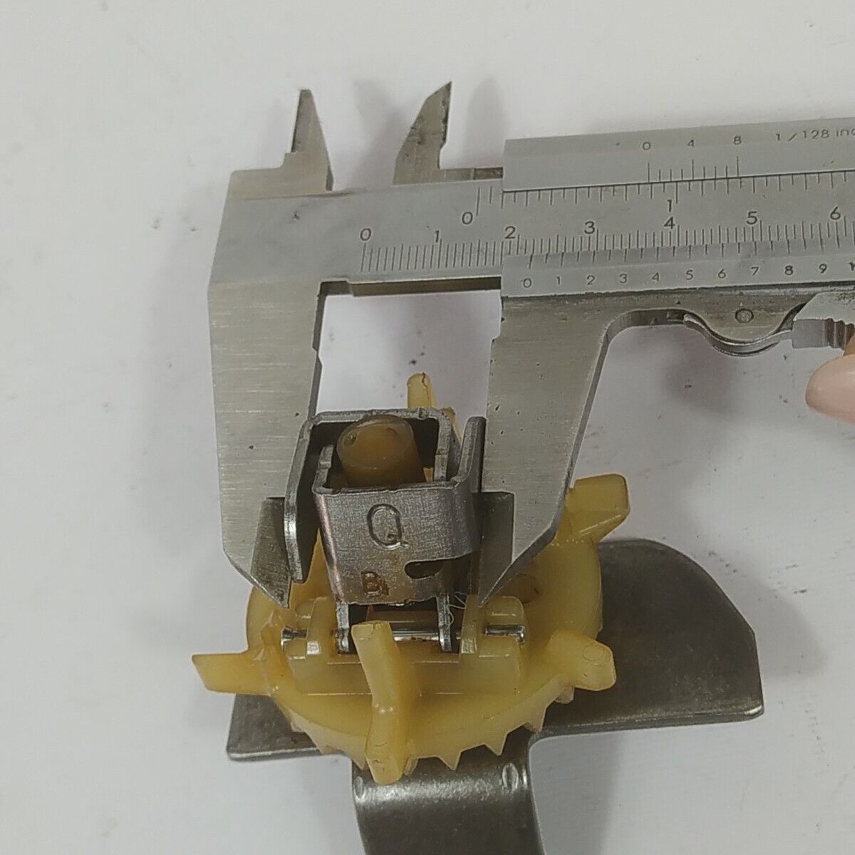 Ricambi valvola regolazione olio motore per rasaerba Briggs & Stratton 675 usati