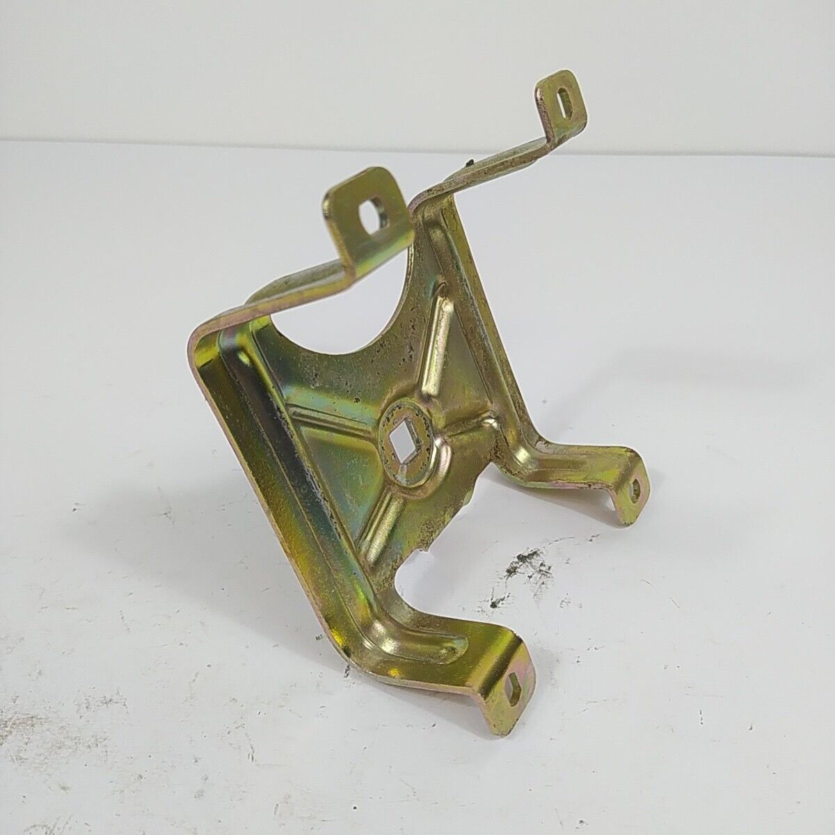 Ricambio STAFFA serbatoio CARBURANTE usato per decespugliatore Emak Efco 8425