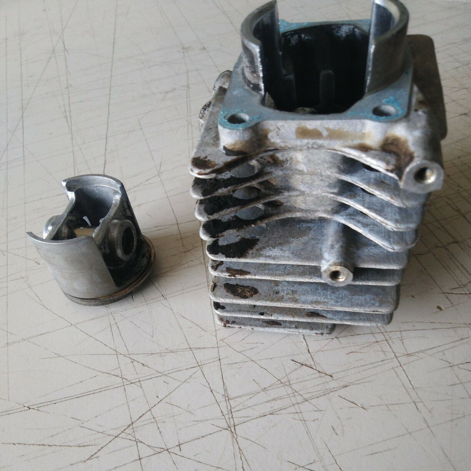 CILINDRO E PISTONE PER MOTOSEGA ALPINA CASTOR P34 TR350 PR350 d 38 ricambi usati