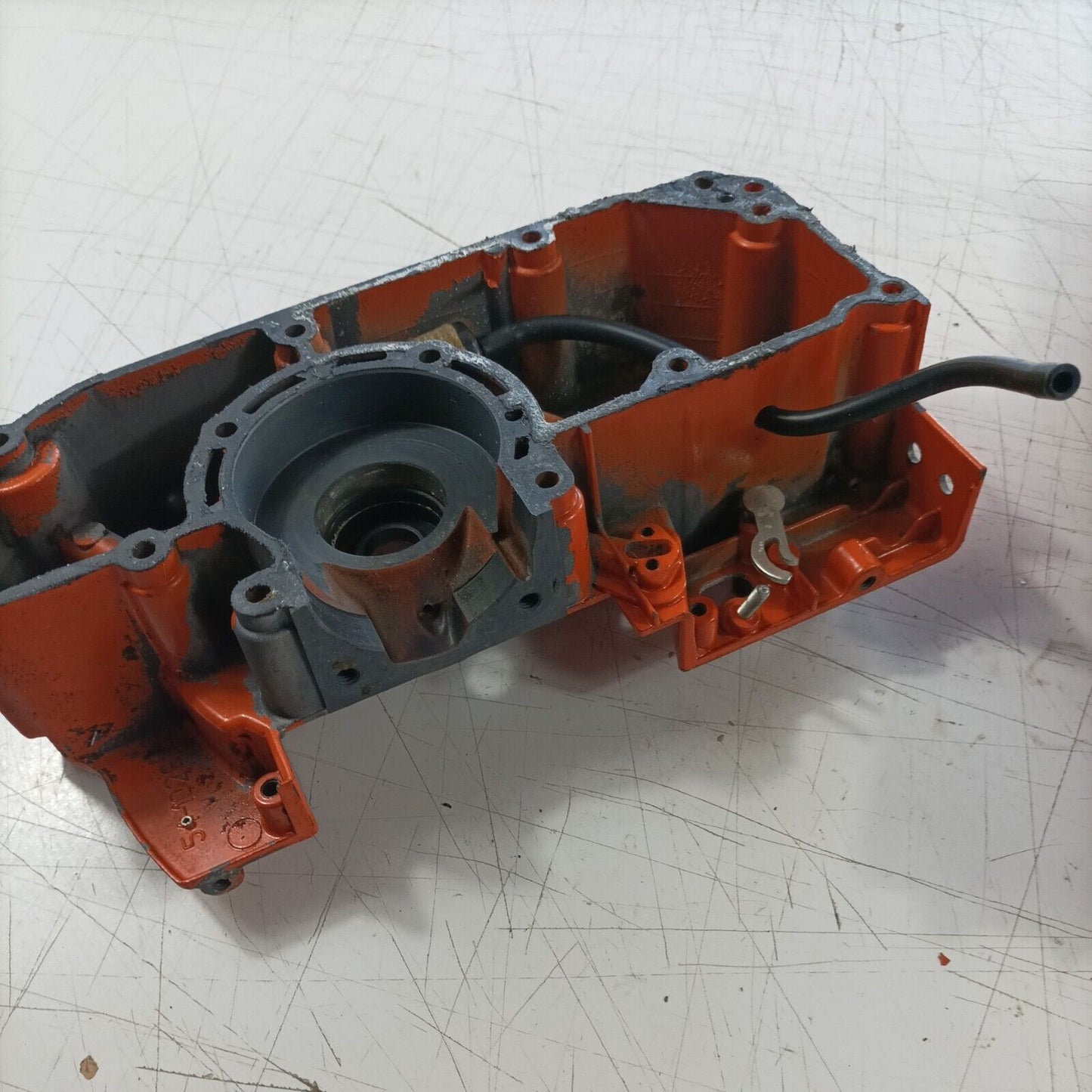 MOTOSEGA OLEOMAC OM 251 CARTER basamento CON SERBATOIO CARBURANTE ricambi usati