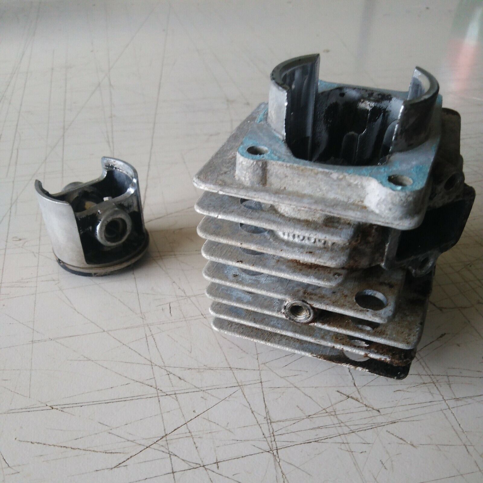 CILINDRO E PISTONE PER MOTOSEGA ALPINA CASTOR P34 TR350 PR350 d 38 ricambi usati