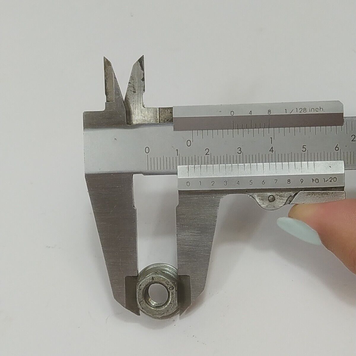 Ricambio per decespugliatore EFCO 8250 DADO ALBERO MOTORE LATO VOLANO usato