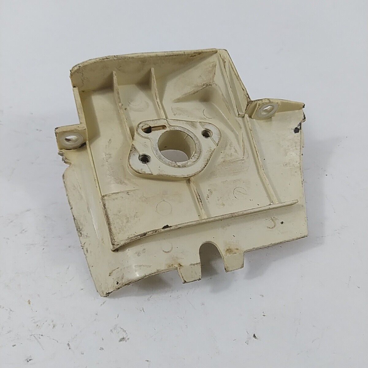 Ricambi per DECESPUGLIATORE HUSQVARNA 39 R usati FLANGIA COLLETTORE CARBURATORE