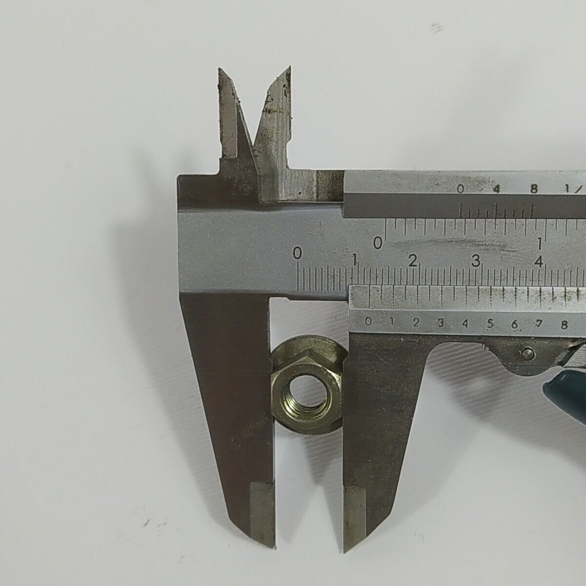 Ricambio usato DADO BULLONI FERMO ALBERO MOTORE decespugliatore MITSUBISHI T200