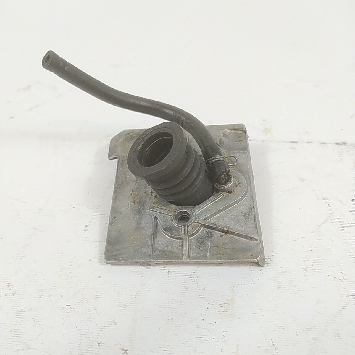 ricambio per motosega CASTOR ALPINA 450 FLANGIA COLLETTORE CARBURATORE usato