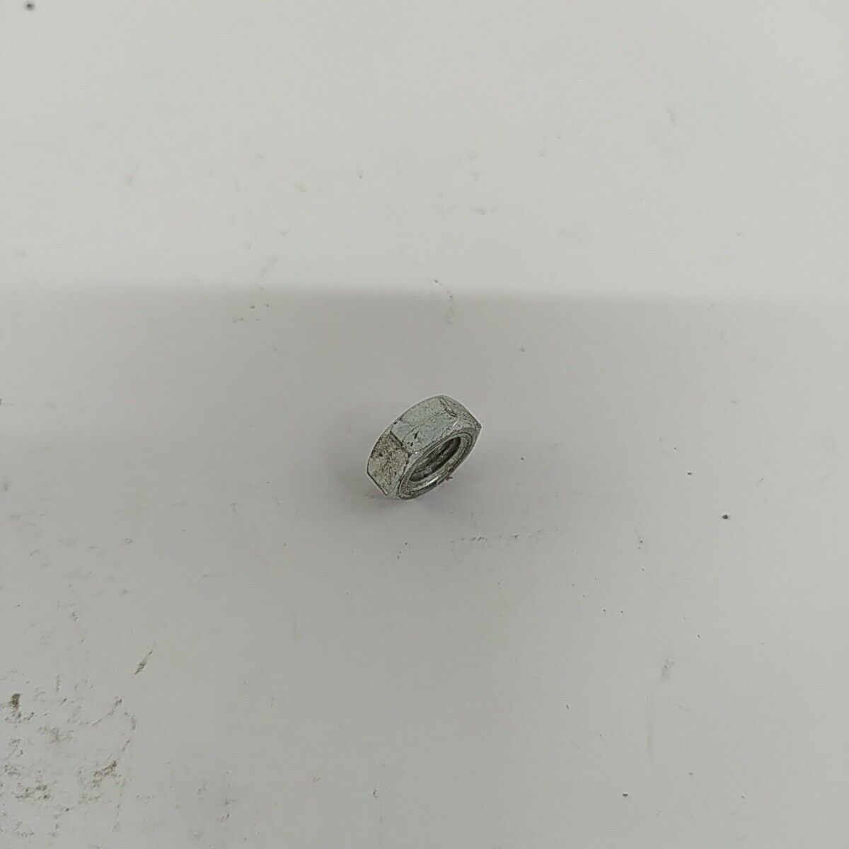 Ricambio usato DADO BULLONE VOLANO per decespugliatore KAWASAKI TG 33