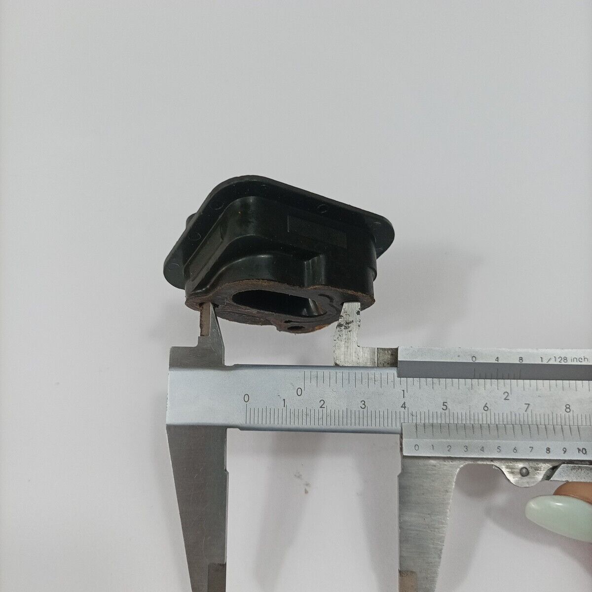 Ricambio usato FLANGIA COLLETTORE CARBURATORE per motosega DOLMAR 116 si