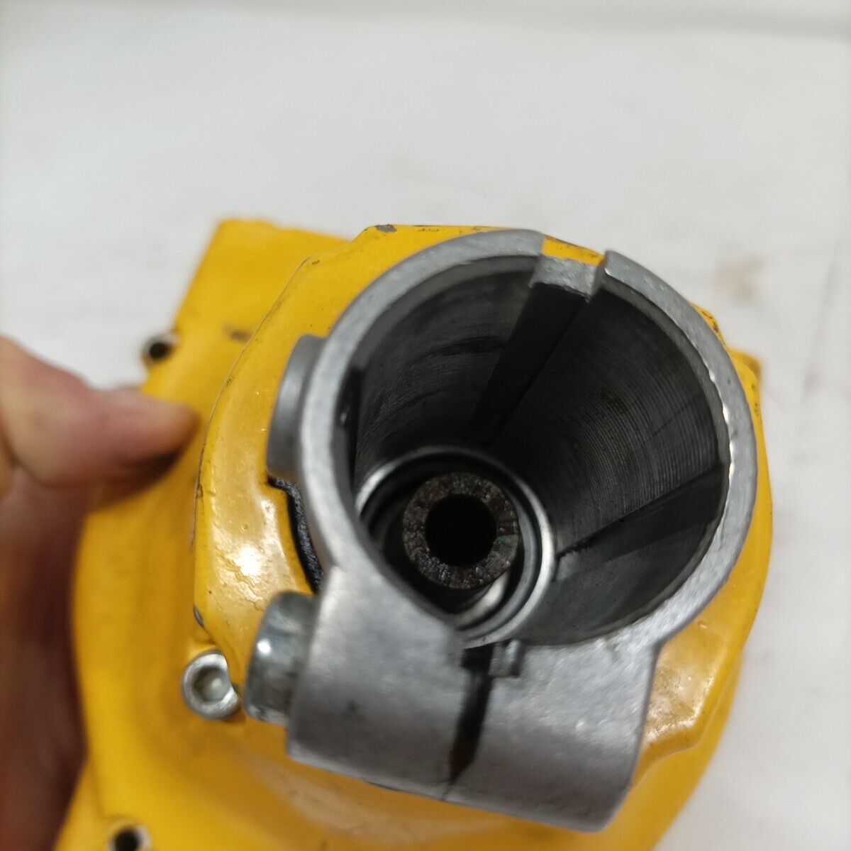 Ricambio supporto CAMPANA FRIZIONE usato decespugliatore EMAK DYNAMAC DB 30 L