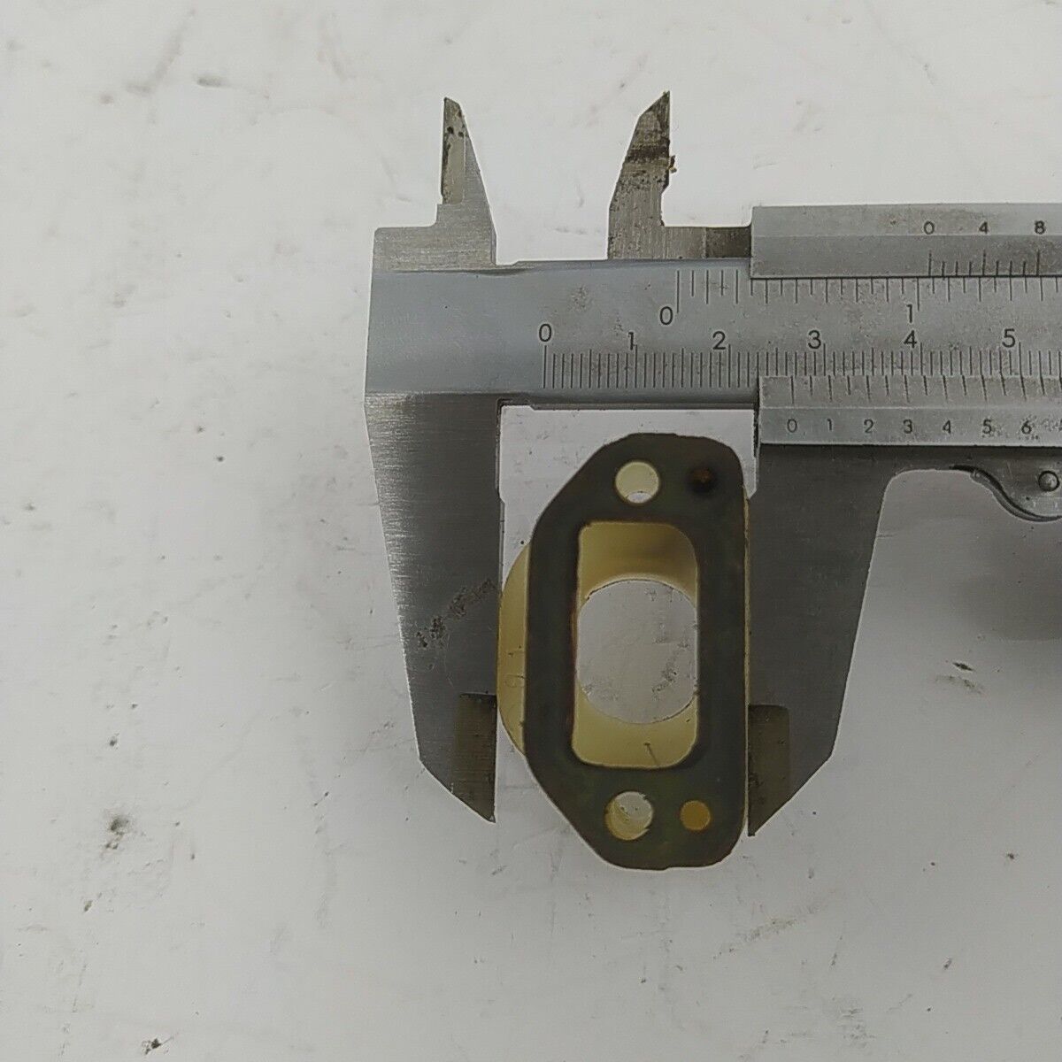 Ricambio usato FLANGIA COLLETTORE CARBURATORE per MOTOSEGA Echo 330 EVL