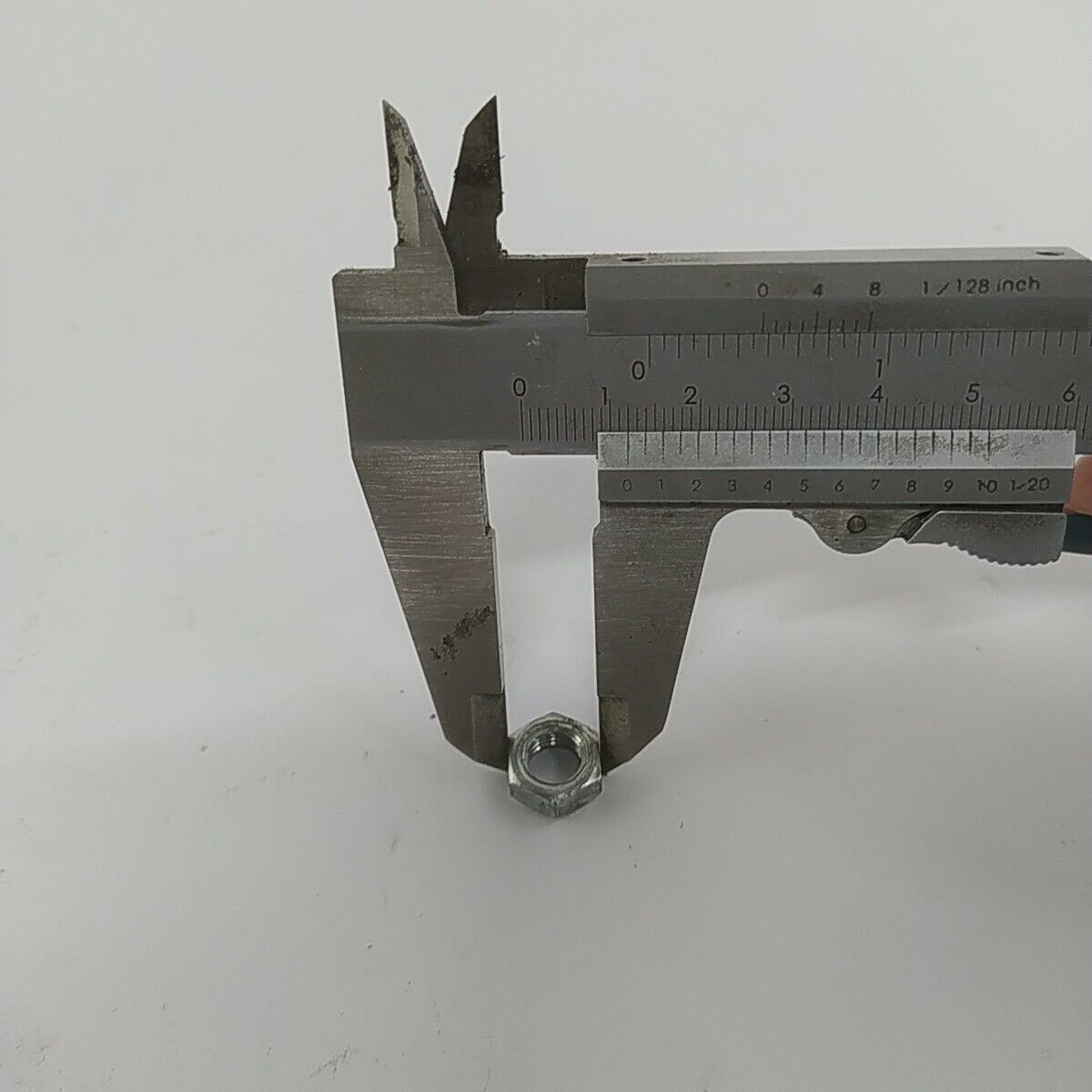 Ricambio usato DADO BULLONE VOLANO per decespugliatore KAWASAKI TG 33