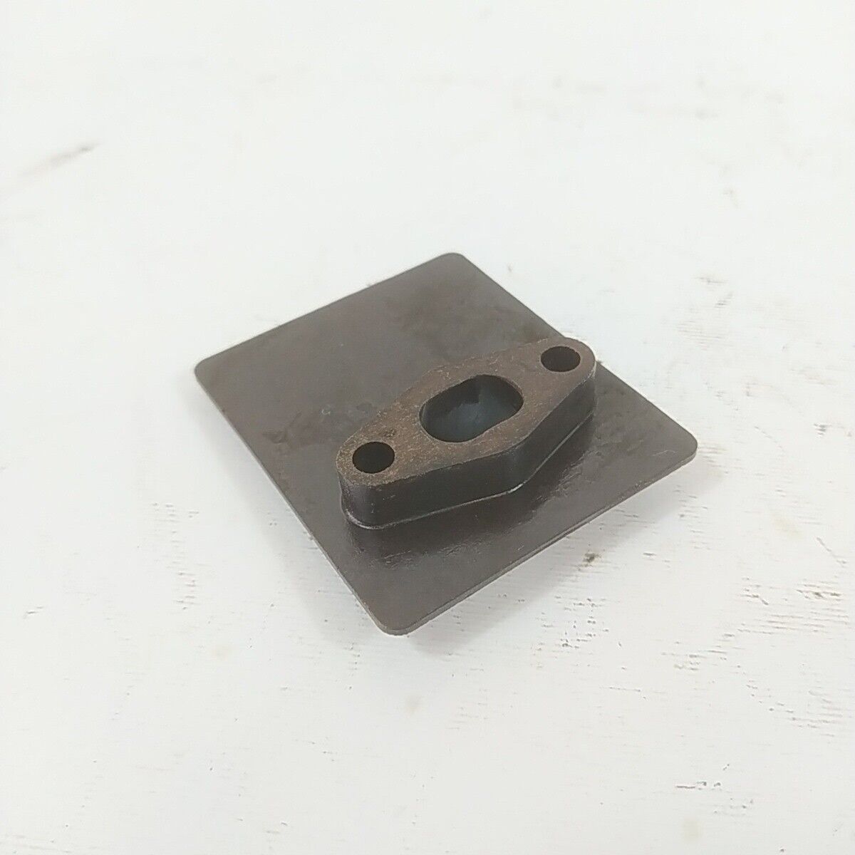 ricambio FLANGIA COLLETTORE CARBURATORE usato per decespugliatore KAWASAKI TD 33