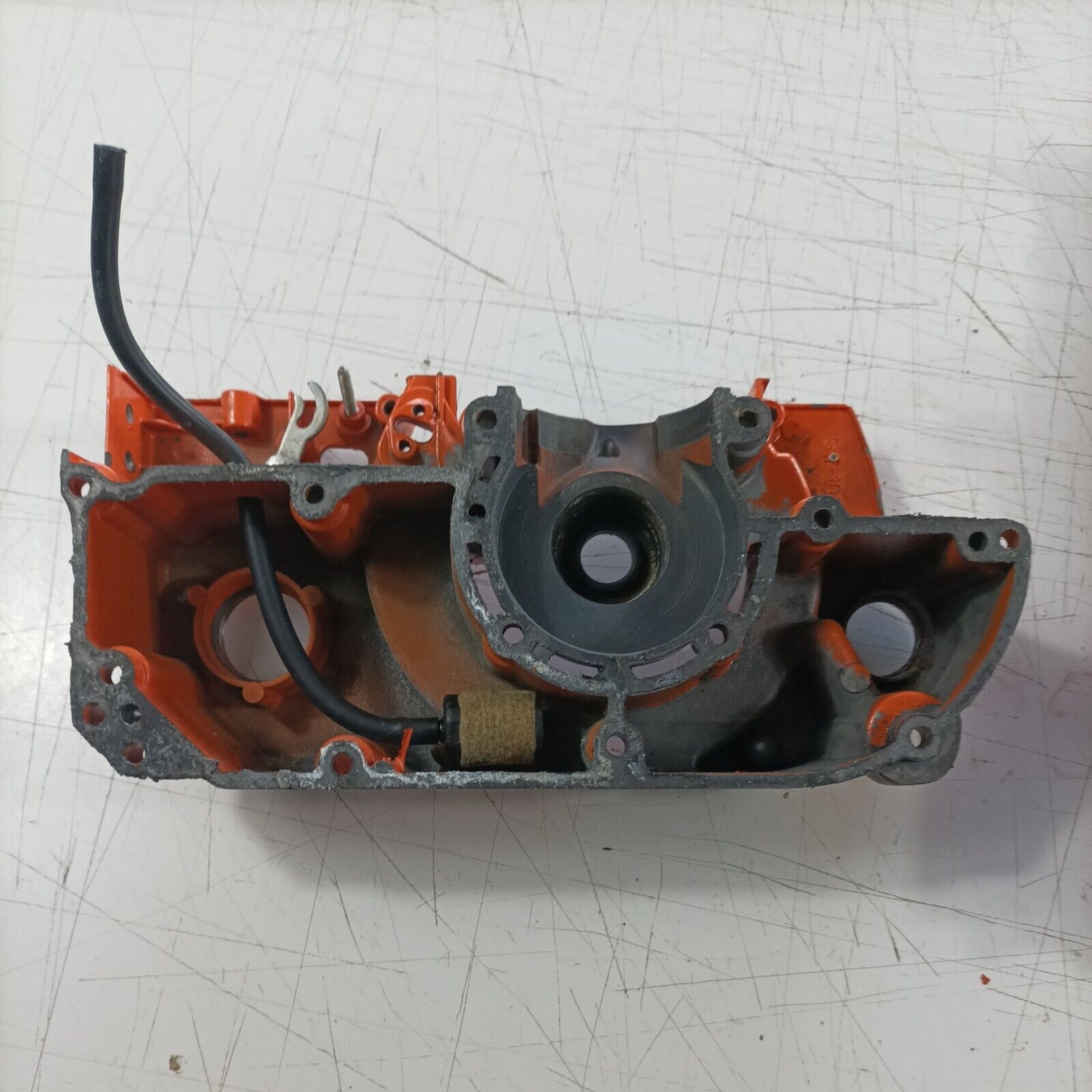 MOTOSEGA OLEOMAC OM 251 CARTER basamento CON SERBATOIO CARBURANTE ricambi usati