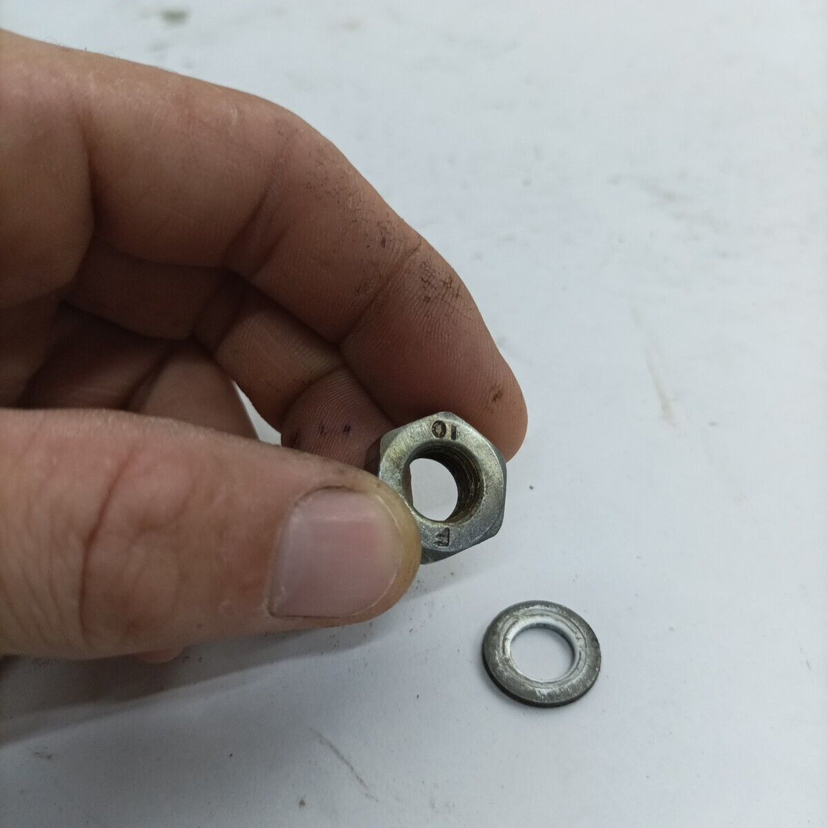 Ricambio DADO LATO VOLANO ALBERO MOTORE usato decespugliatore EMAK OLEO MAC 750