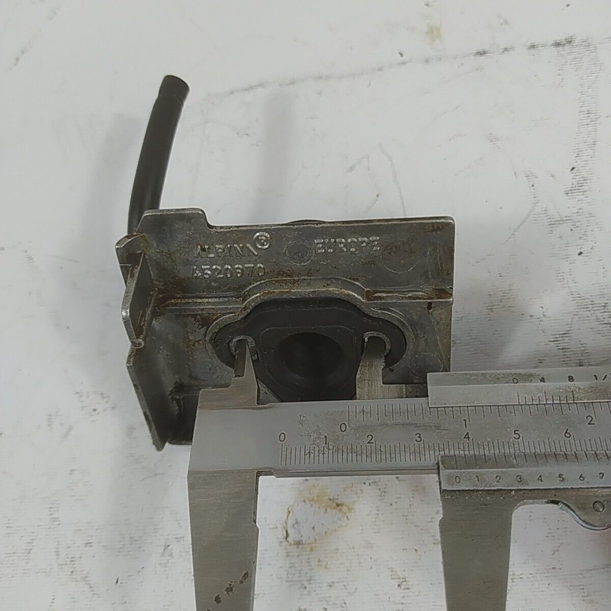 ricambio per motosega CASTOR ALPINA 450 FLANGIA COLLETTORE CARBURATORE usato