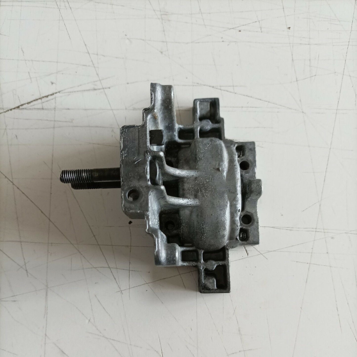 basamento CILINDRO CON PRIGIONIERI PER MOTOSEGA MCCULLOCH MACCAT 839 usato