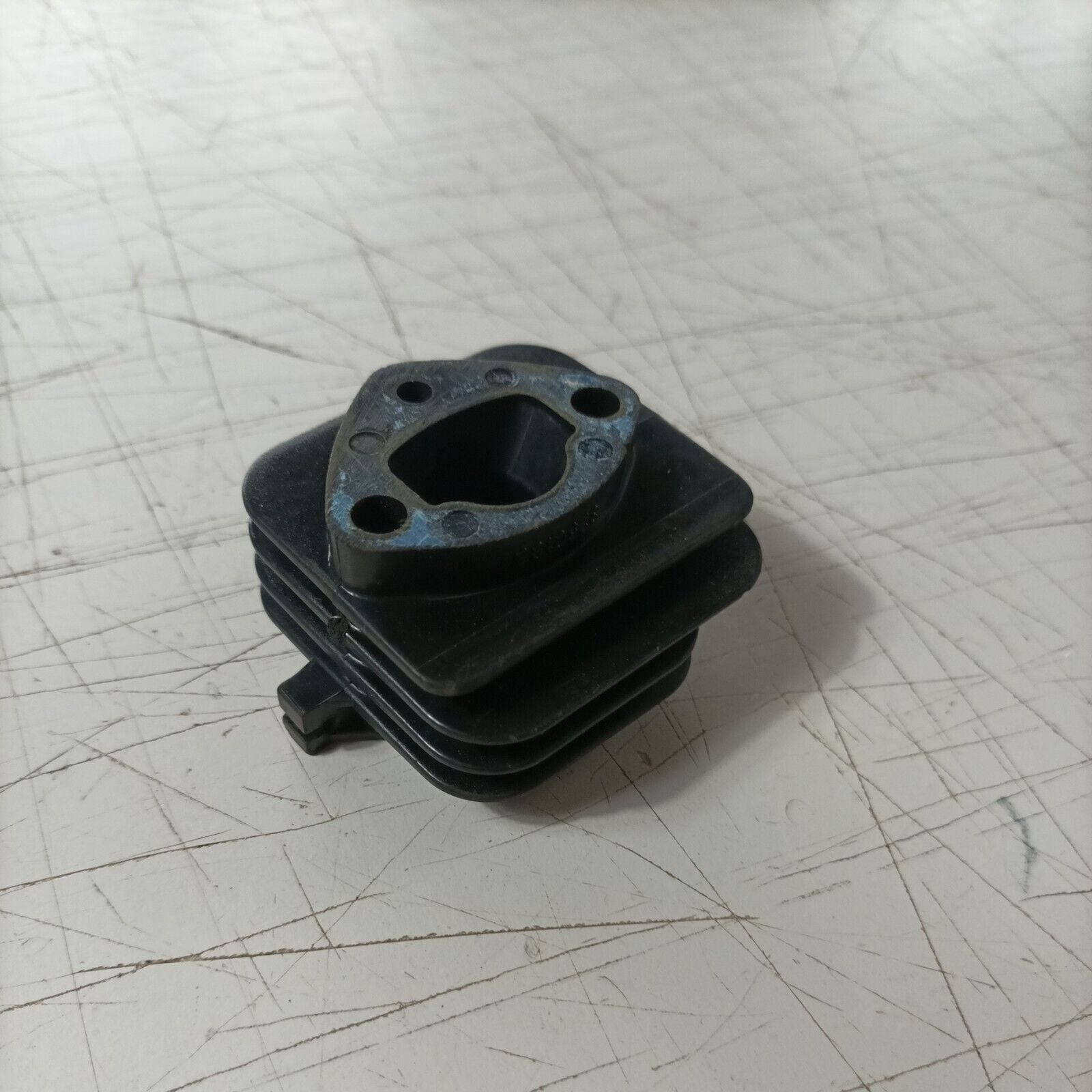 FLANGIA collettore CARBURATORE PER MOTOSEGA CASTEL CS 39 ALPINA P390 usato