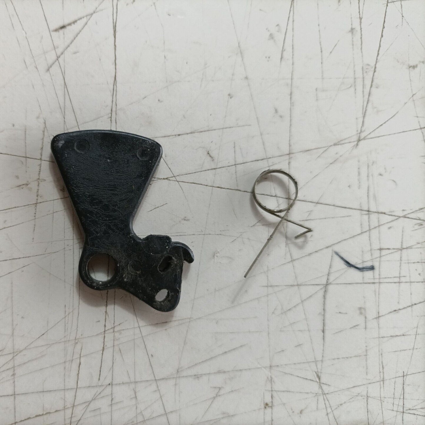 GRILLETTO MOLLA COMANDO ACCELERAZIONE GAS PER MOTOSEGA CASTOR C 70 ALPINA A 70