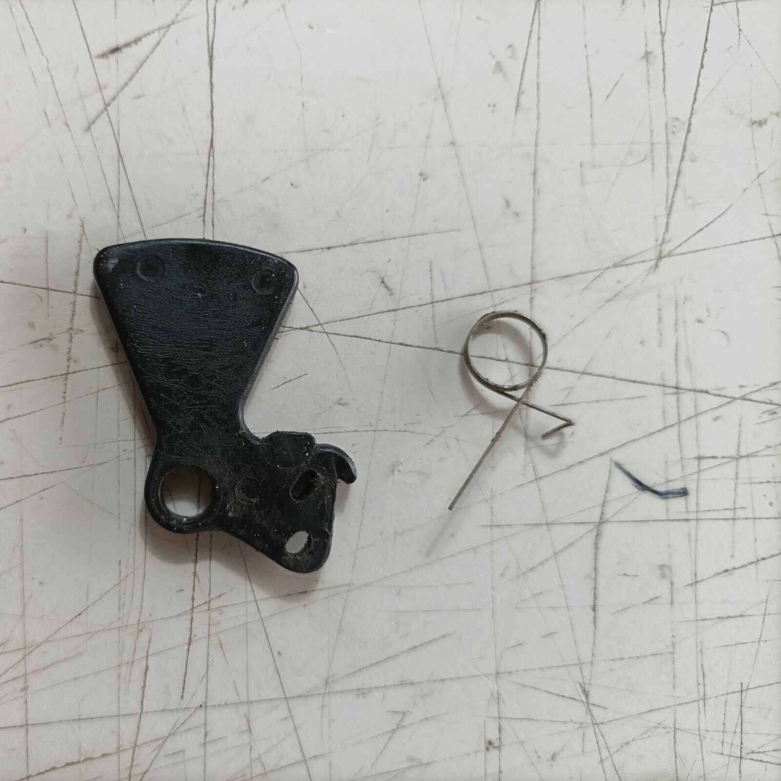 GRILLETTO MOLLA COMANDO ACCELERAZIONE GAS PER MOTOSEGA CASTOR C 70 ALPINA A 70