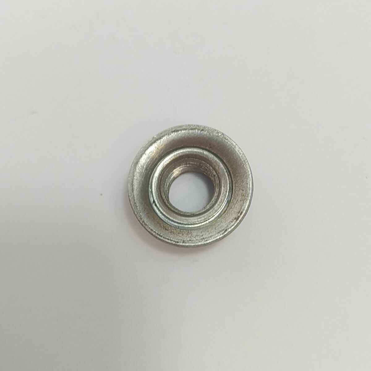Ricambio per decespugliatore EFCO 8250 DADO ALBERO MOTORE LATO VOLANO usato
