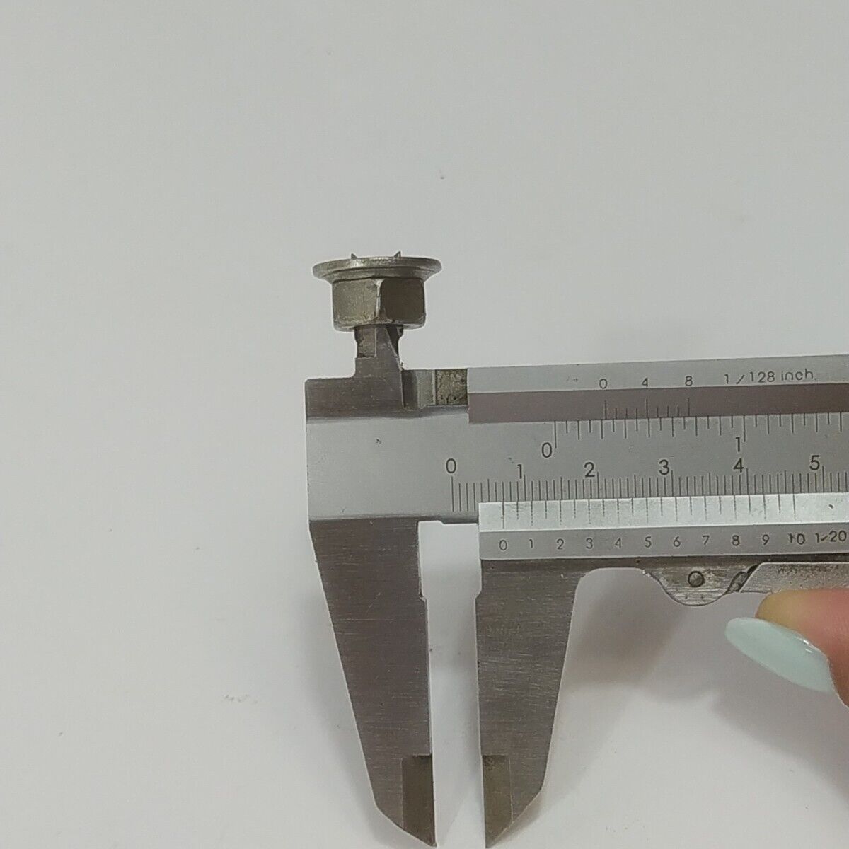 Ricambio per decespugliatore EFCO 8250 DADO ALBERO MOTORE LATO VOLANO usato