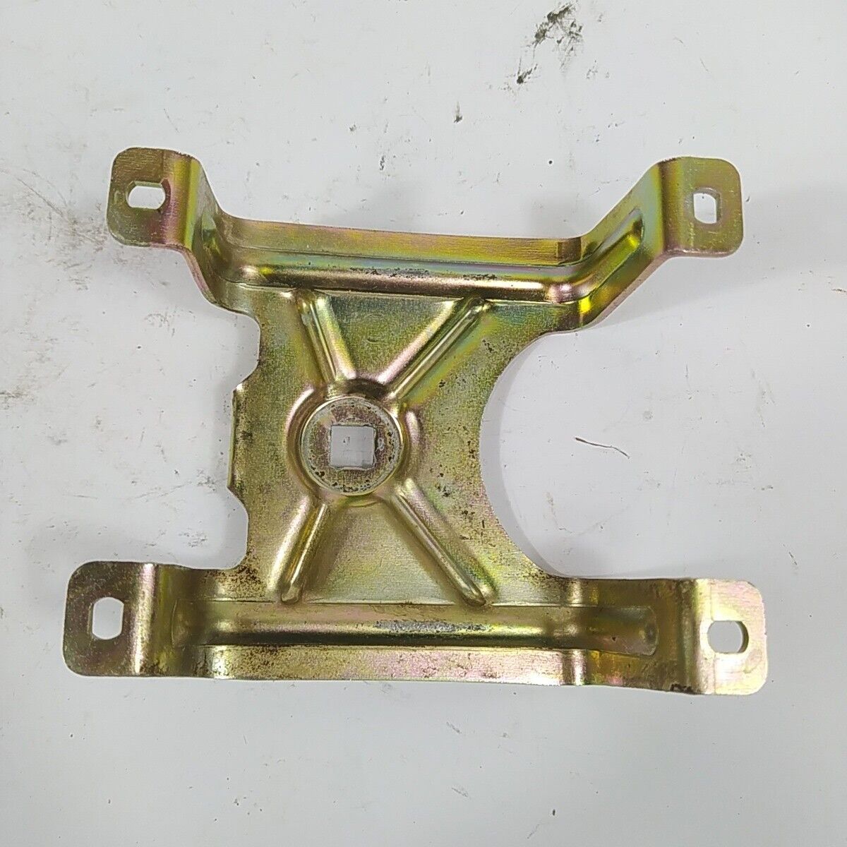 Ricambio STAFFA serbatoio CARBURANTE usato per decespugliatore Emak Efco 8425