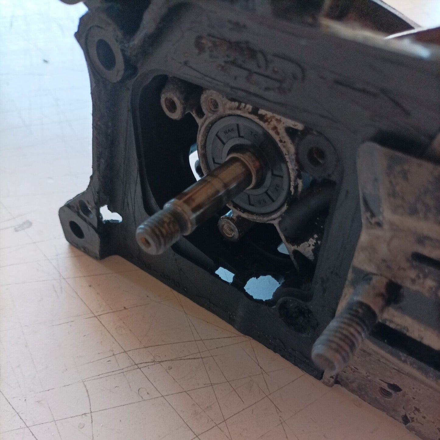 BASAMENTO E ALBERO MOTORE PER MOTOSEGA MCCULLOCH CS35 VARIOLUX V-UCS 45 usato