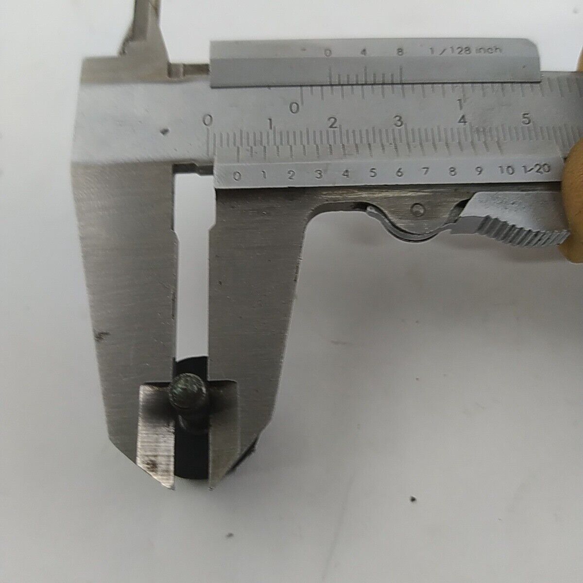 Ricambio VITE PERNO COPERCHIO MOTORE usato per decespugliatore MARUYAMA EA 320