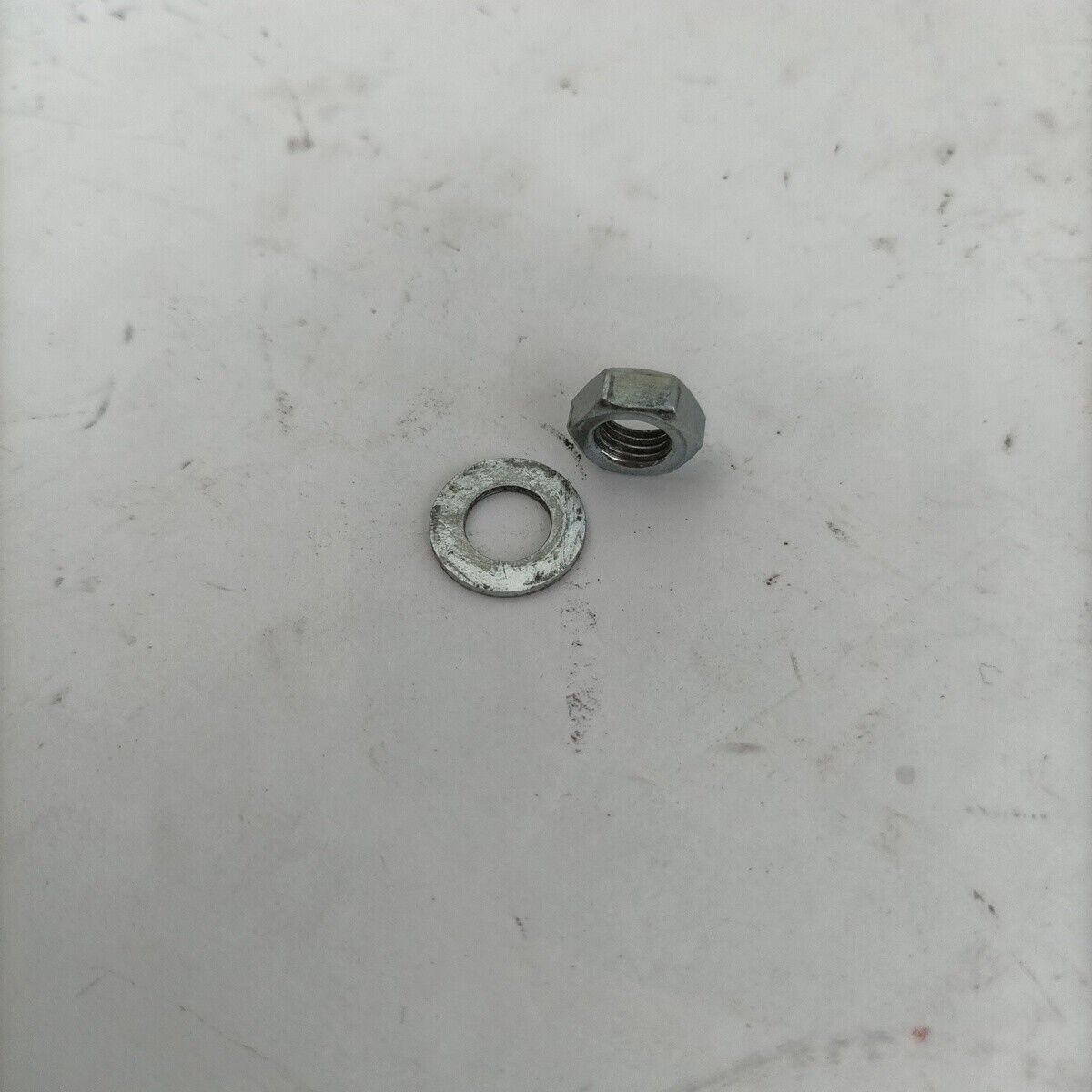 ricambio DADO BULLONE ALBERO MOTORE usato per decespugliatore KAWASAKI TD 33